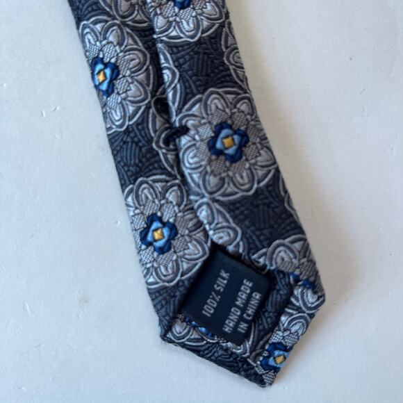 JOS A BANK Signature Collection Mens Tie Gray Floral Textured 100% Silk 3.75" - Picture 8 of 8